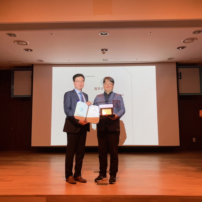 무역학과 정갑연 교수가 (사)한국경영컨설팅학회 춘계학술대회에서 최우수논문상을 수상하고 있다.