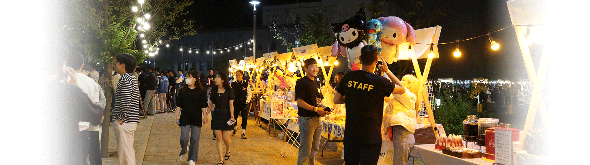 안동대 학생들이 Moon Night Market에 참여하고 있다.
